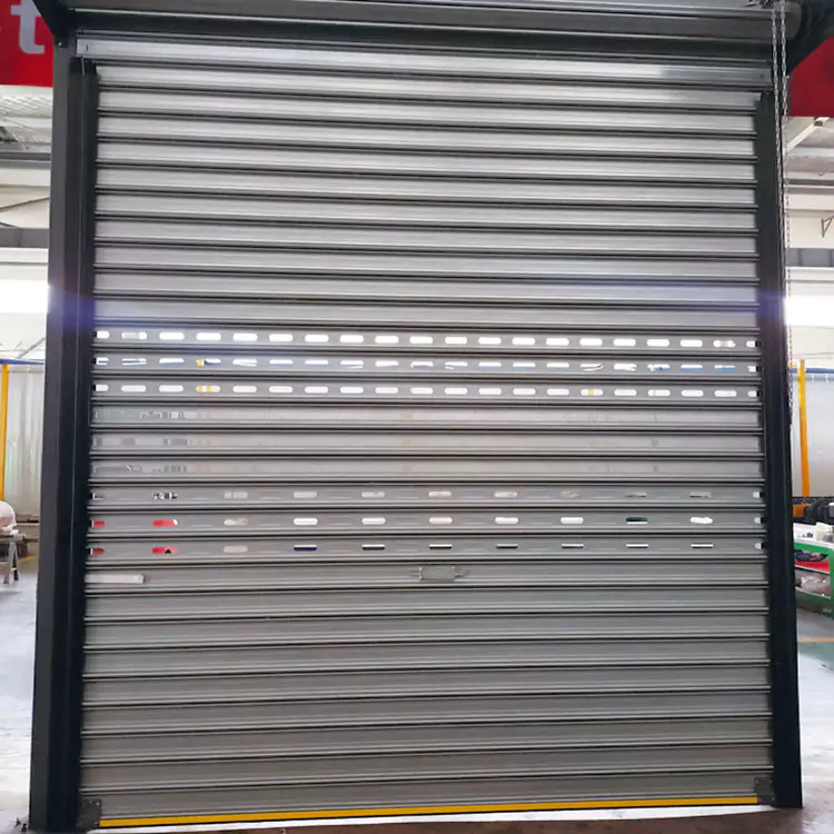 Pourquoi la porte roulante en acier coupe-vent est-elle essentielle pour la sécurité industrielle moderne ?